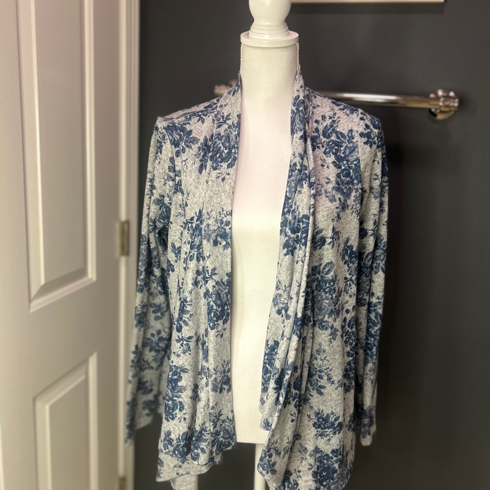 👩🏽‍🍼BEST NURSING SWEATER EVER. Size M Jessica Simpson. Multiple ways to wear. - Picture 7 of 15